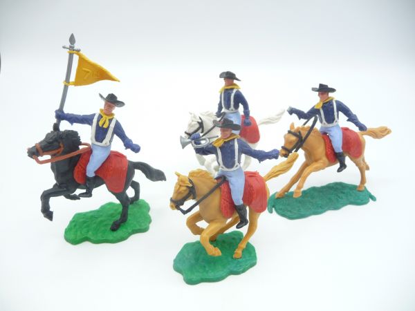 Timpo Toys 4 Union Army Soldiers 1st version on horseback, incl. 7th cavalry flag
