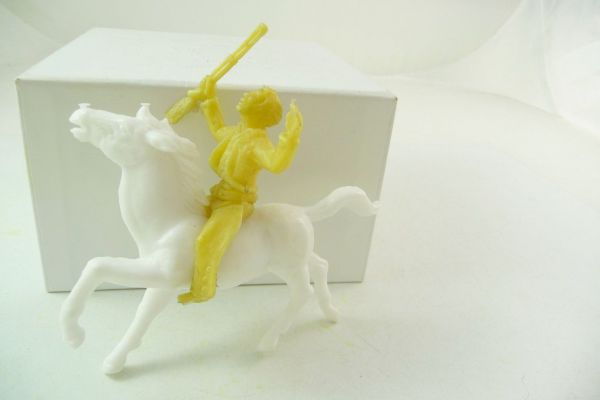 Heinerle / Domplast Cowboy zu Pferd, Gewehr hochhaltend, beige/gelb