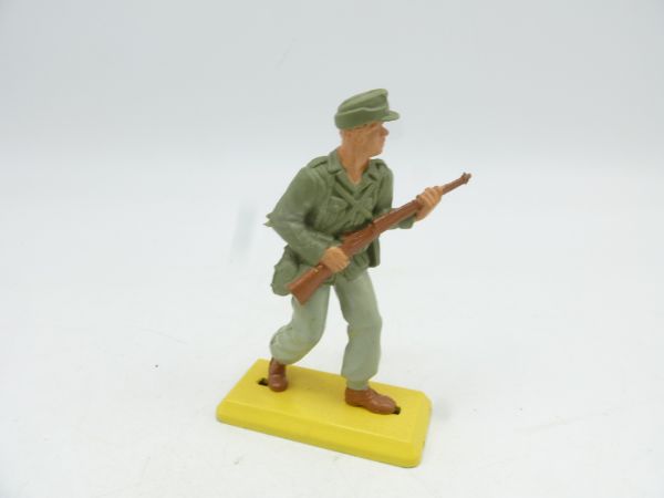 Britains Deetail German / Africa Corps soldier, rifle in front of his body