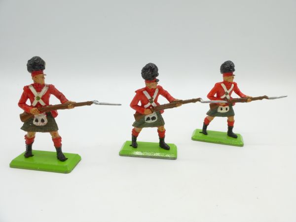 Britains Deetail 3 Highlanders going forward with bayonet