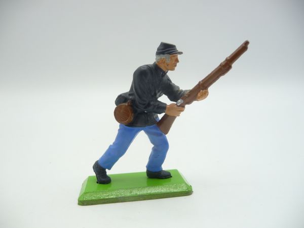 Britains Deetail Union Army Soldier going forwards with rifle (fixed arm)