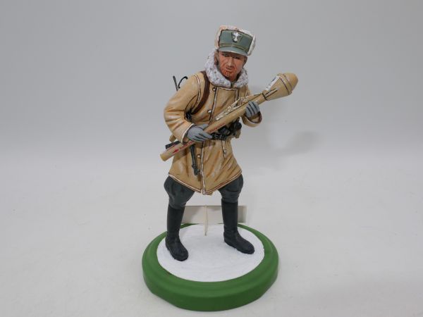 TAMIYA 1:16 120 mm, Soldier Budapest 1945 - assembled + painted