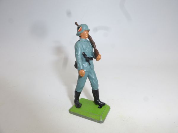 Britains Deetail Soldier marching, rifle shouldered, incl. emblem on helmet