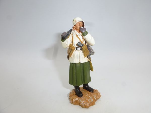 WW II Stalingrad soldier smoking (8,5 cm) - small piece of the weapon missing