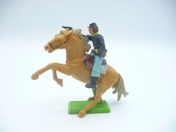 Britains Deetail Union Army soldier on horseback, firing pistol - great horse
