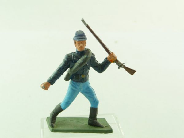 Starlux Union Army soldier, holding rifle at side