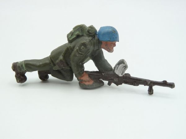 Lone Star Soldier with machine gun crawling forward
