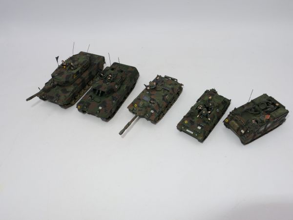 Roco Minitanks 5 Vehicles / tanks - built + painted, see photo
