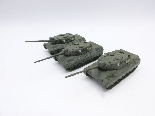 Roskopf (RRM) 3 Leopard tanks - see photos