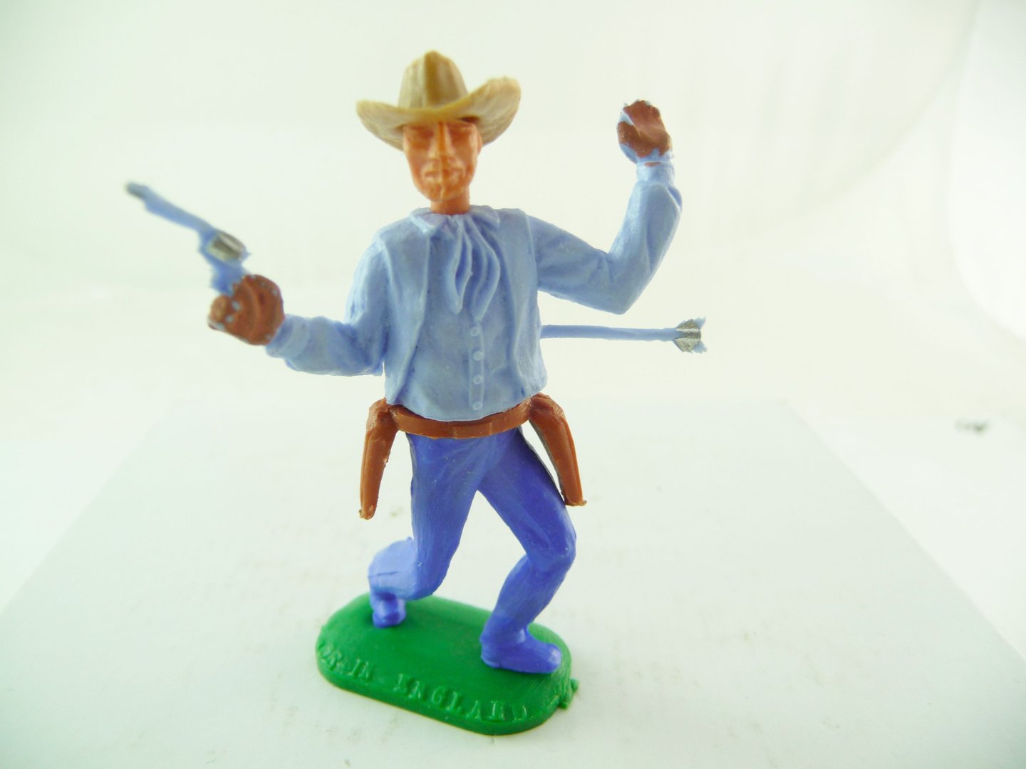 Timpo Toys Cowboy 3 Vers kniend m 2 Colts Hemd rot mit weißer Weste 