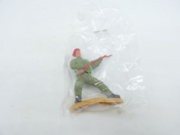 Timpo Toys English soldier (red beret), rifle in front of the body
