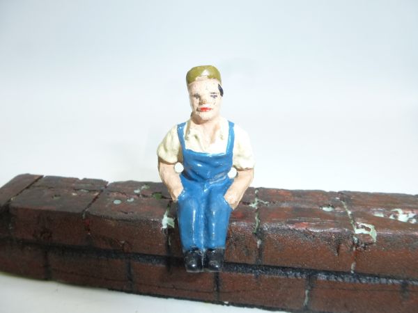 Sitting figure (total height 4.5 cm)