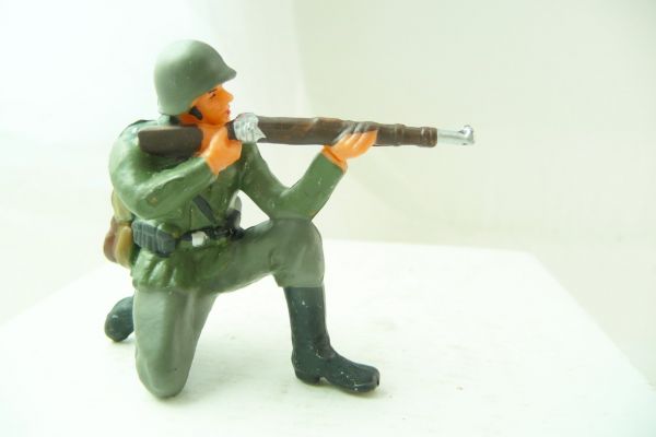 Elastolin 7 cm Gunner kneeling firing with K98, No. 10066 - very good condition