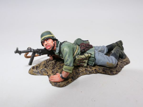 King & Country Wehrmacht: Soldier lying down with rifle