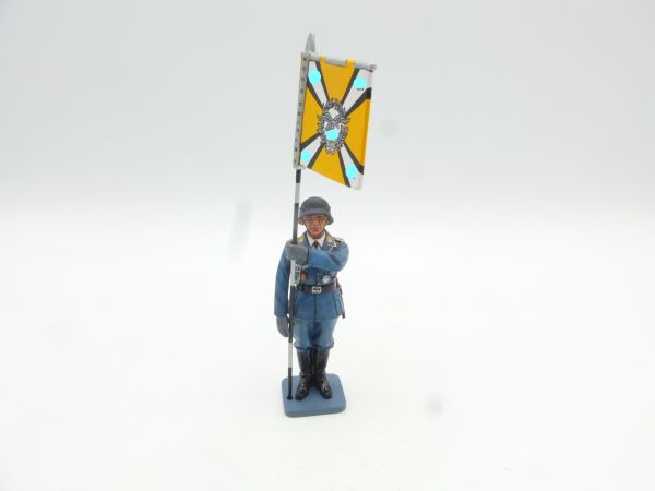 King & Country Luftwaffe, Marching officer with flag, LW 009