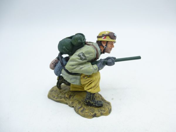 Thomas Gunn Soldier sneaking up with heavy baggage