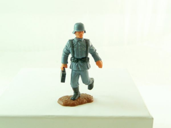 Timpo Toys Deutscher Soldat (fester Helm) laufend mit Munitionstasche