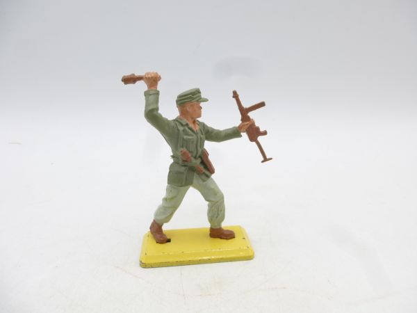 Britains Deetail German soldier / Africa Corps, throwing stick grenade