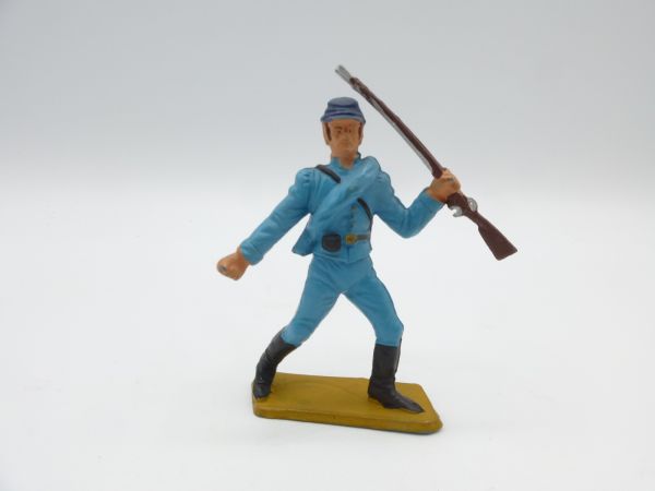 Starlux Union Army soldier going forward, rifle at side, arm outstretched