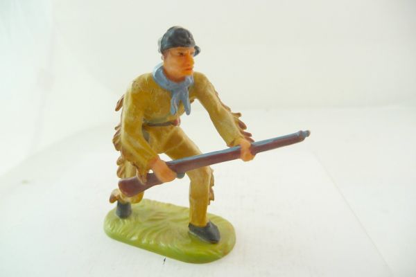 Elastolin 7 cm Trapper going ahead with rifle, No. 6982 - very good condition