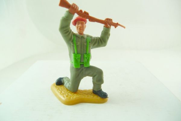 Timpo Toys Englischer Soldat 2. Version kniend, Gewehr oben, rotes Barett