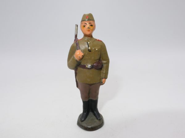 Soldat stehend, Gewehr umgehängt, braune Hose (DDR, 7 cm)