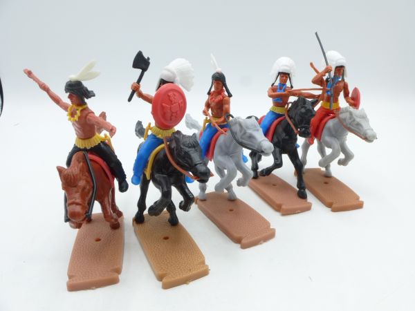 Plasty Beautiful set of Indians riding (5 figures)