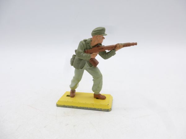 Britains Deetail German soldier / Africa Corps, shooting rifle