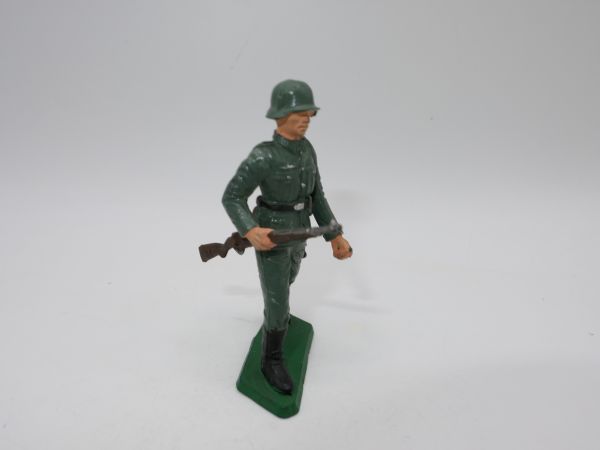 Starlux German soldier advancing with rifle