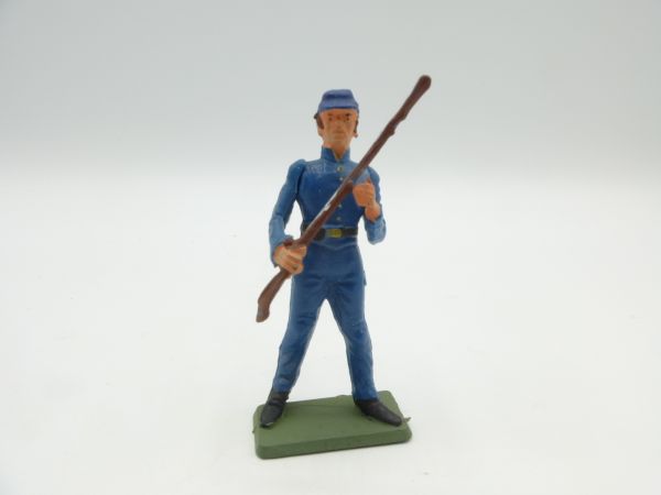 Starlux Union Army soldier with rifle in front of body