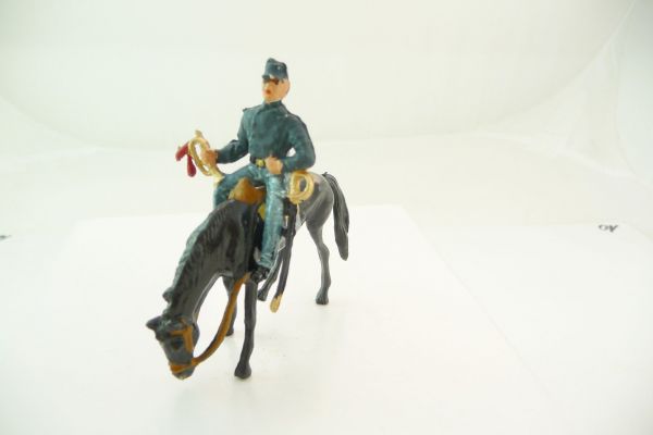 Merten 4 cm Union Army soldier, holding trumpet down, on grazing horse