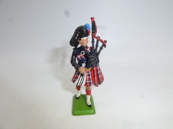 Britains Metal Highlander with bagpipes