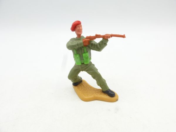 Timpo Toys Englishman standing shooting, red beret