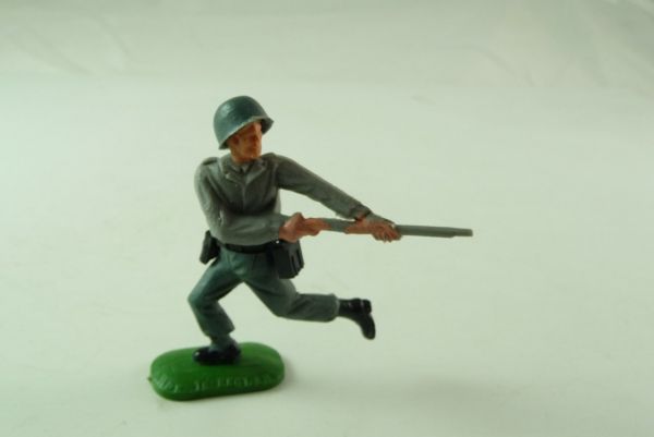 Timpo Toys Deutscher Soldat 1. Version (loser Helm) mit Gewehr stürmend