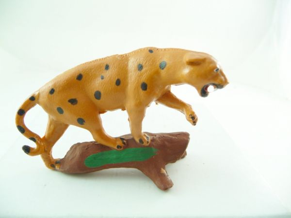 Reisler Jaguar angreifend auf Baumstamm