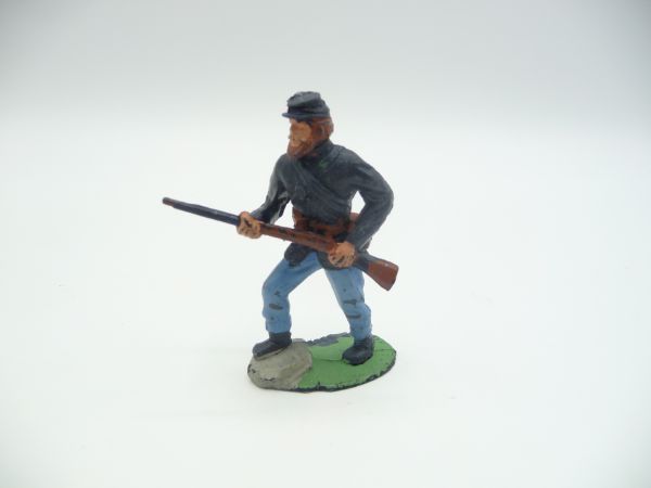 Timpo Toys Union Army soldier going forward with rifle