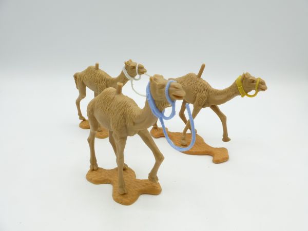 Timpo Toys 3 camels - yellow rein is shorter