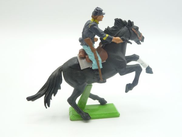 Britains Deetail Union Army soldier riding, firing pistol - great horse