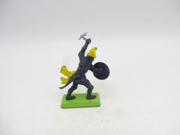 Britains Deetail Saracen with battle axe lunging