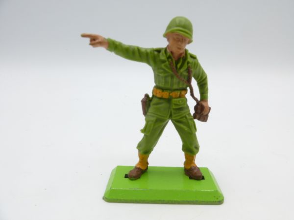 Britains Deetail American soldier with bag, pointing with arm