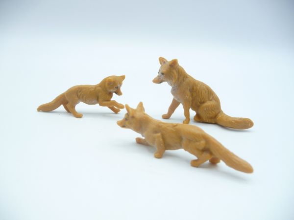 VEB Plaho 3 young foxes, playing, brown