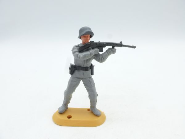 Cherilea Soldier standing shooting - rare