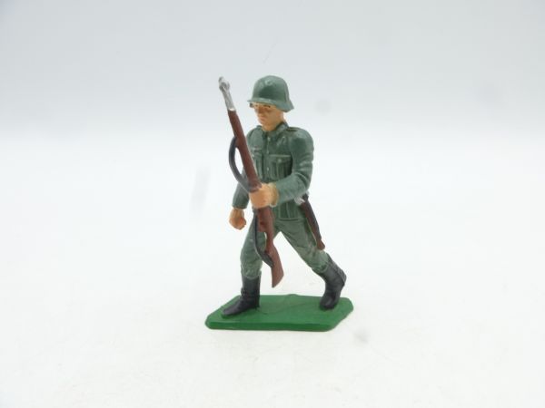 Starlux German soldier with rifle, V11