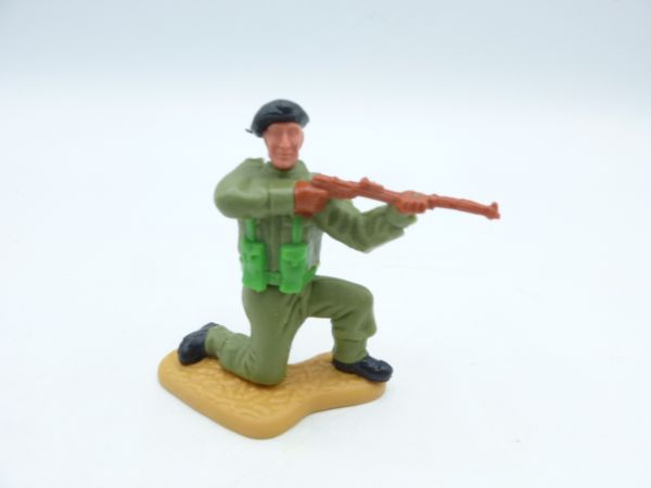 Timpo Toys Englishman kneeling firing, black beret