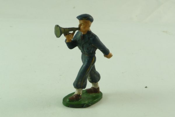 Starlux Soldier marching with trumpet