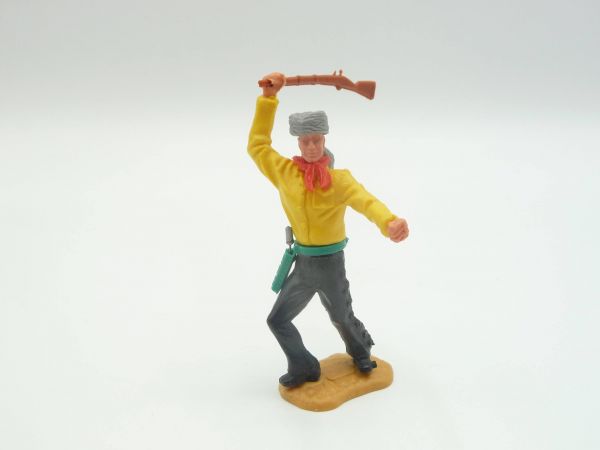 Timpo Toys Trapper stehend mit Gewehr über dem Kopf ausholend