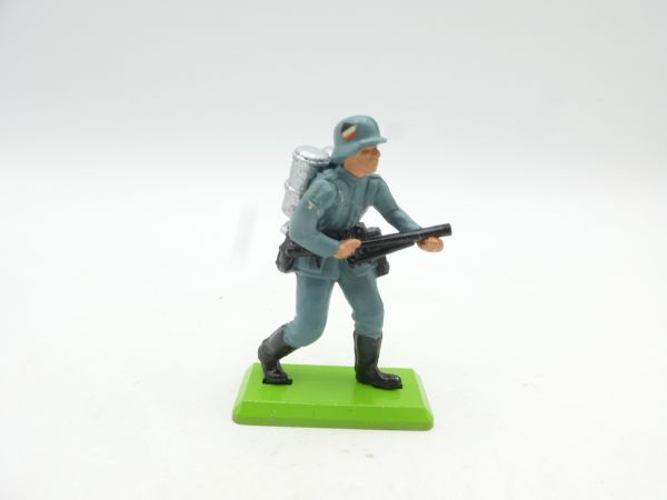 Britains Deetail German advancing with flamethrower - brand new