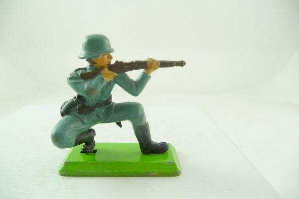 Britains Deetail German soldier 2nd version kneeling firing (fixed arm)