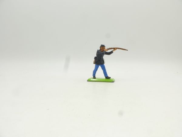 Britains Deetail Northerner standing shooting (movable arm)