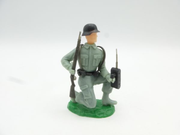 Elastolin 7 cm Deutscher Soldat kniend mit Gewehr + Funkgerät